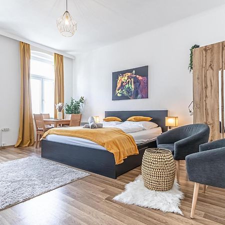 Explore Vienna: 1Br Retreat Near Westbahnhof Bagian luar foto
