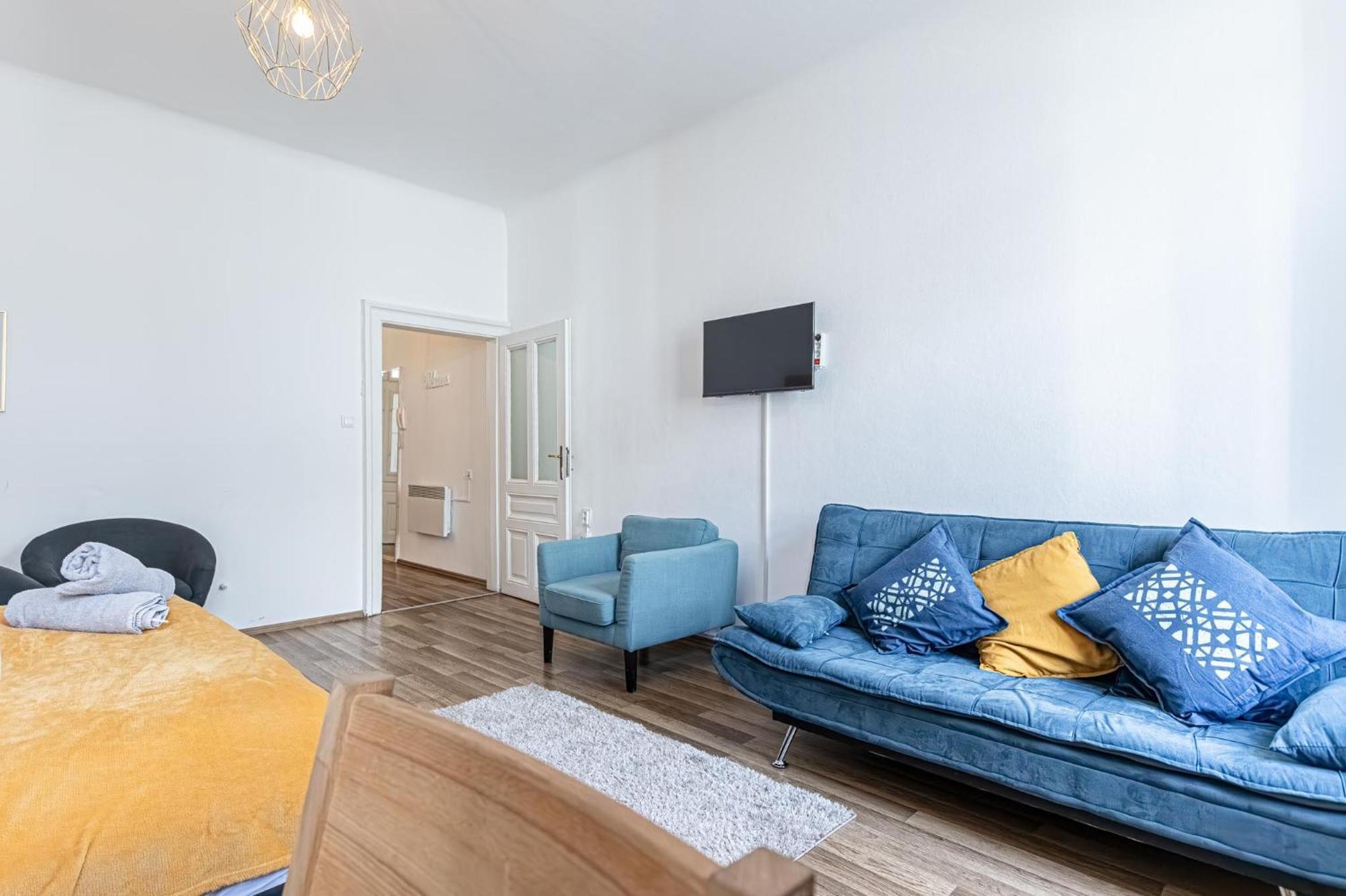 Explore Vienna: 1Br Retreat Near Westbahnhof Bagian luar foto