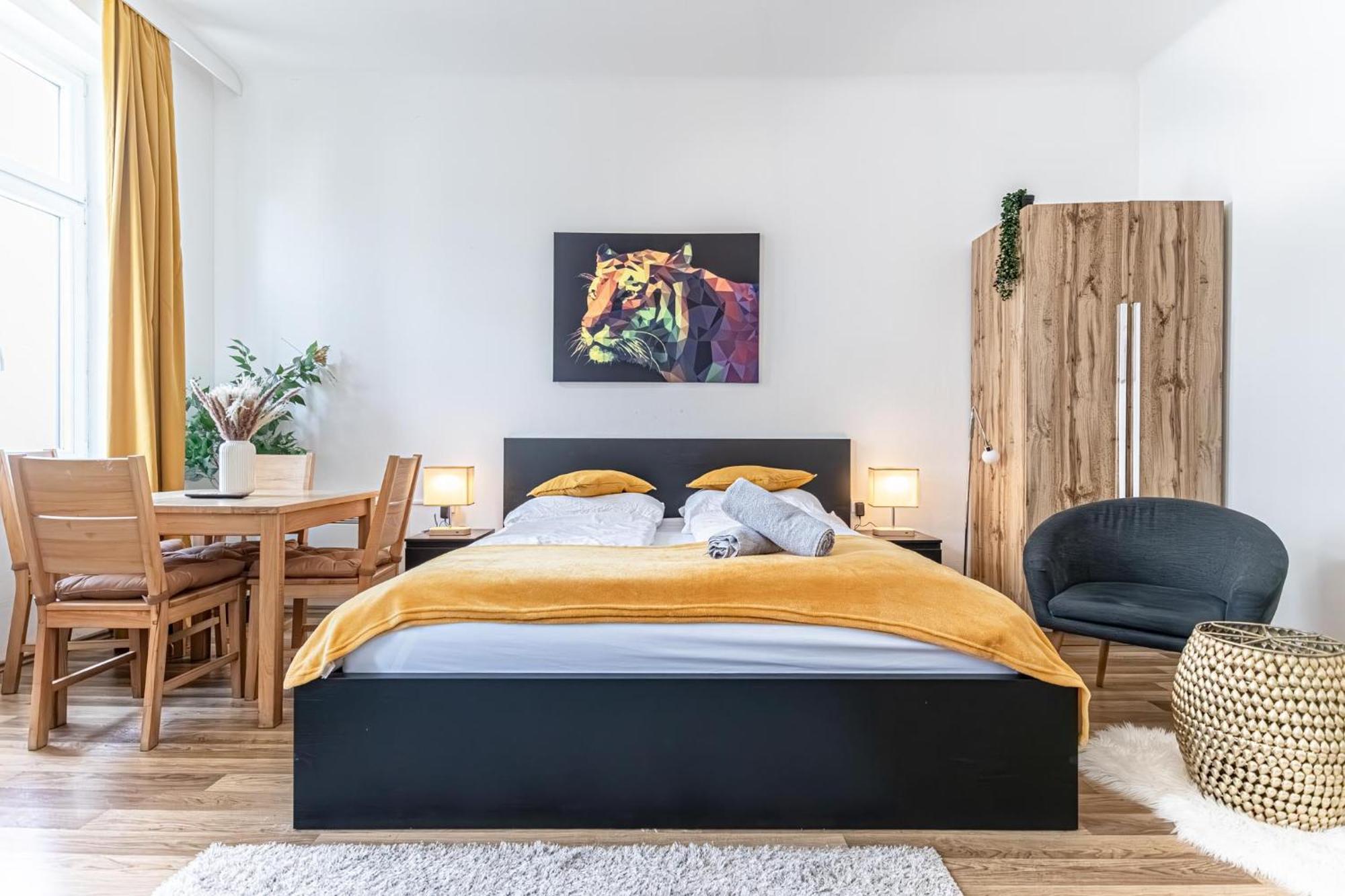 Explore Vienna: 1Br Retreat Near Westbahnhof Bagian luar foto