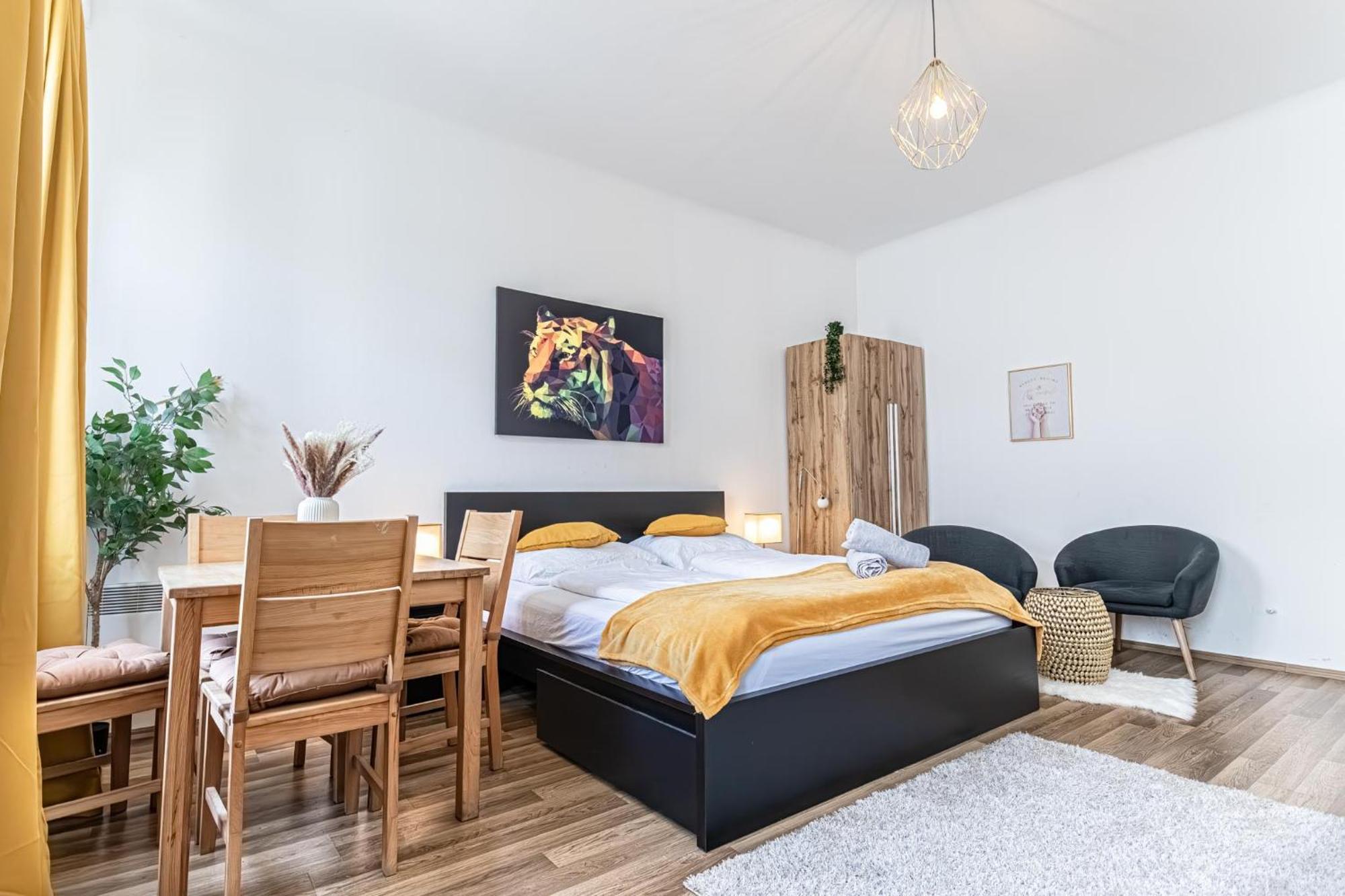Explore Vienna: 1Br Retreat Near Westbahnhof Bagian luar foto