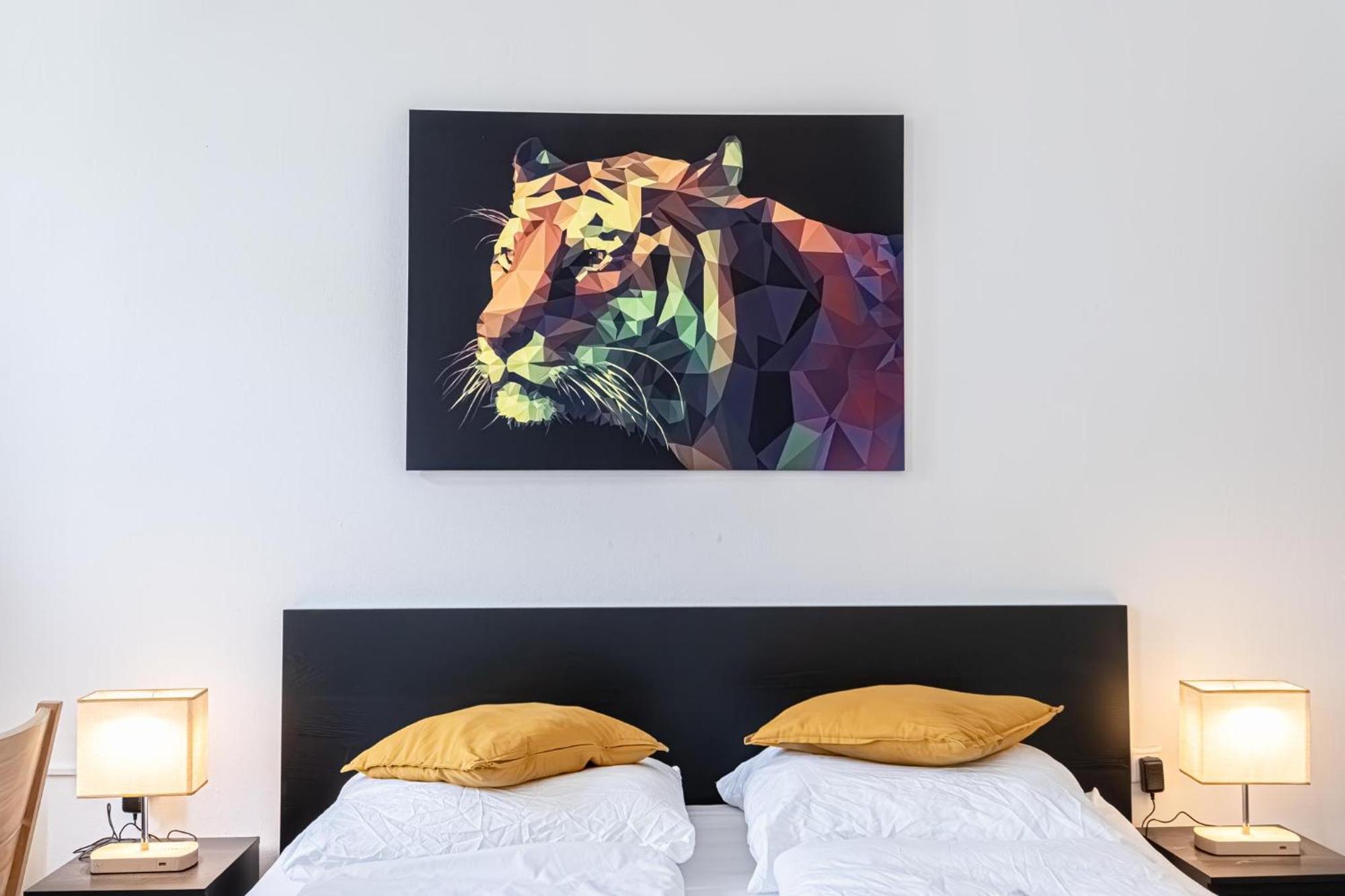 Explore Vienna: 1Br Retreat Near Westbahnhof Bagian luar foto
