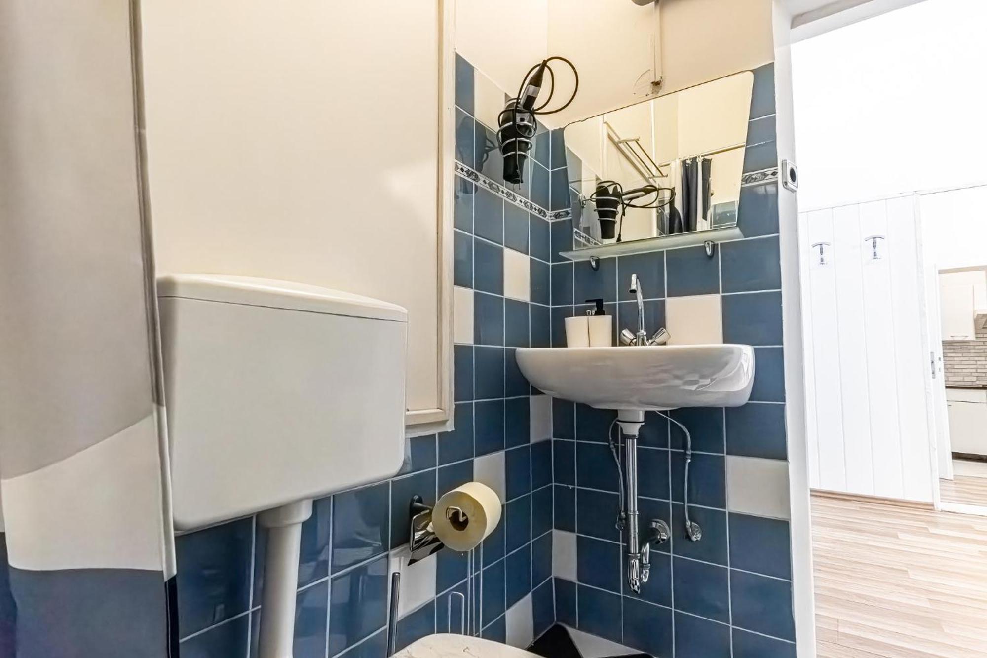 Explore Vienna: 1Br Retreat Near Westbahnhof Bagian luar foto