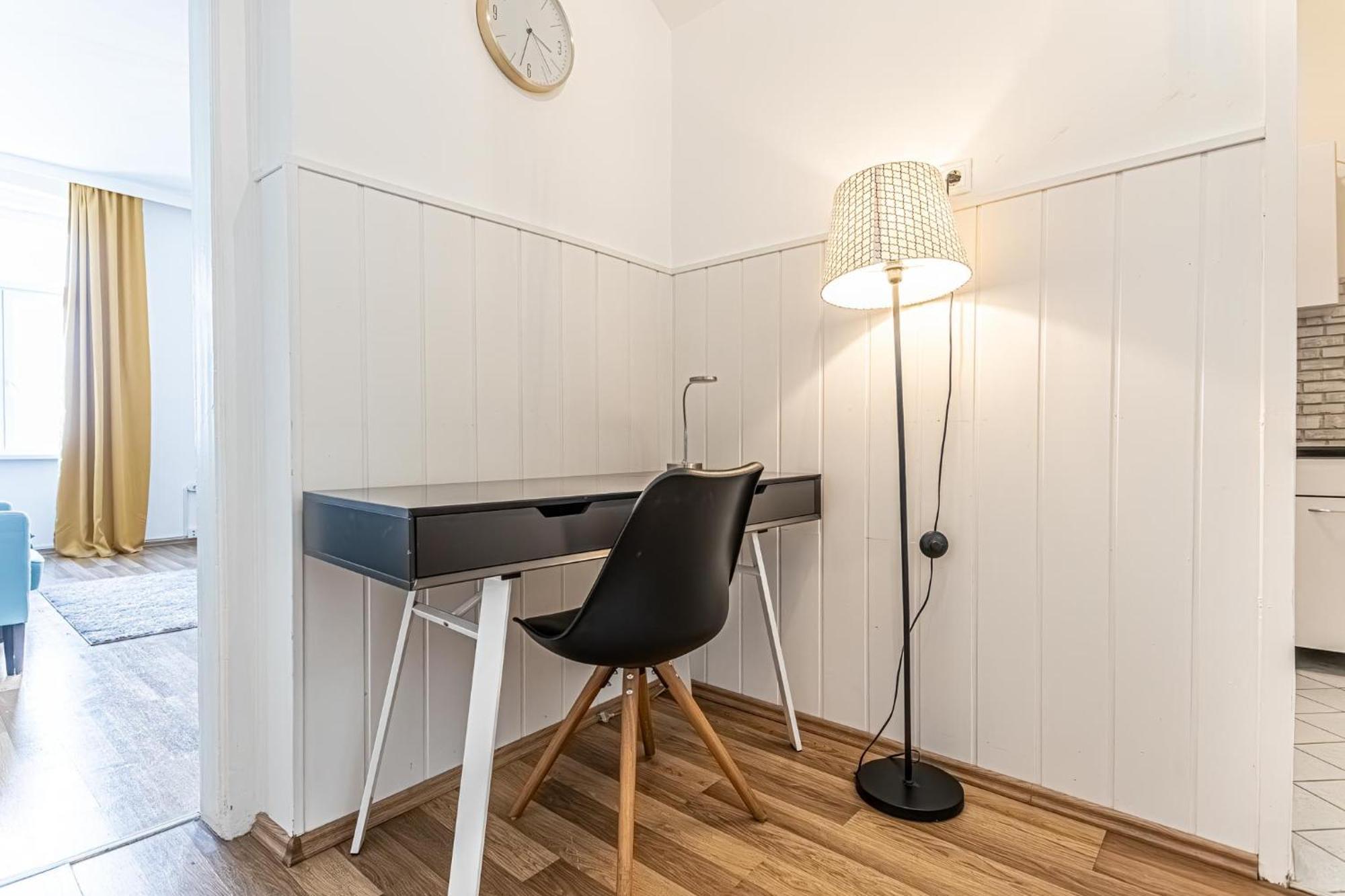 Explore Vienna: 1Br Retreat Near Westbahnhof Bagian luar foto