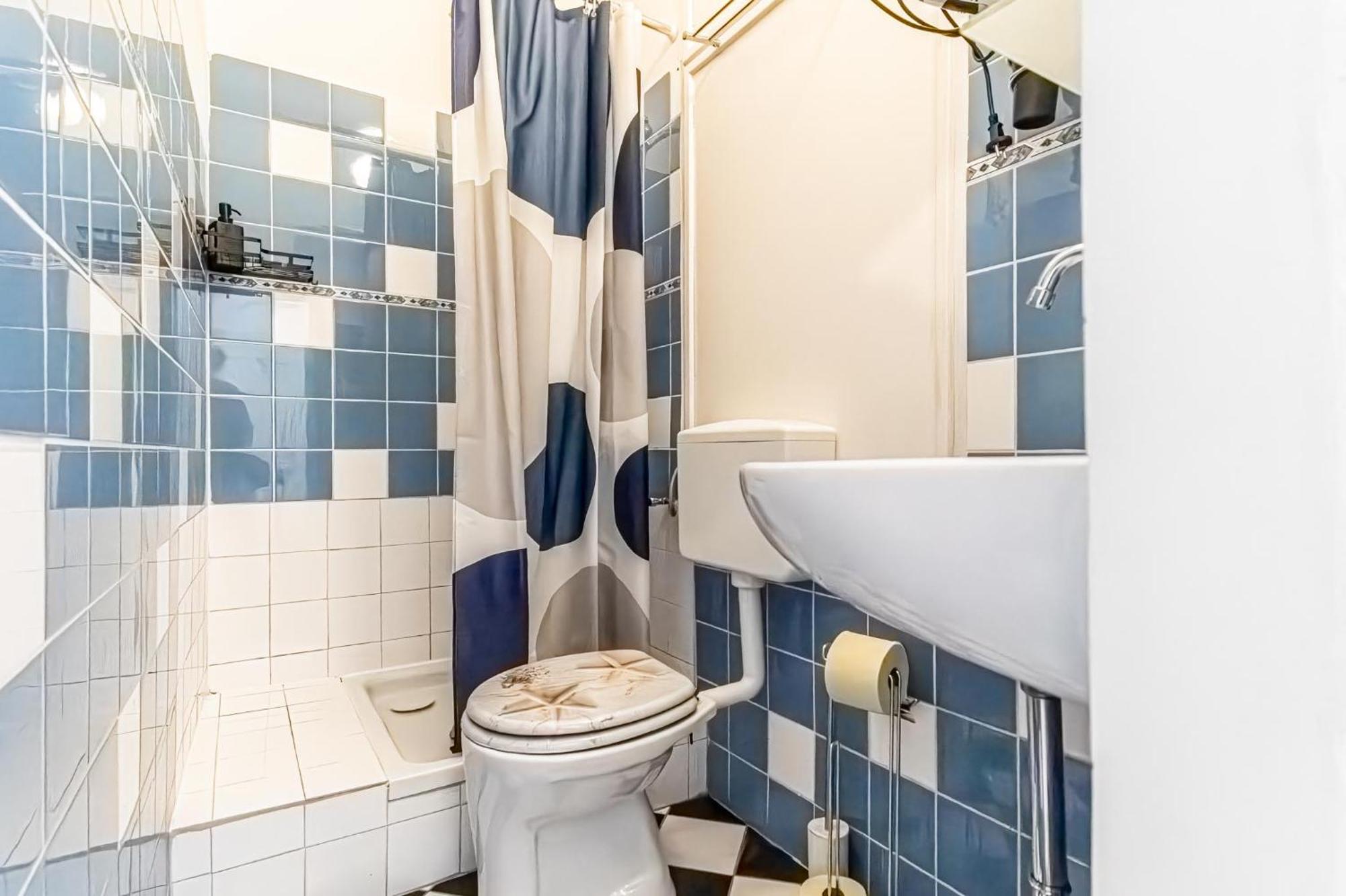Explore Vienna: 1Br Retreat Near Westbahnhof Bagian luar foto