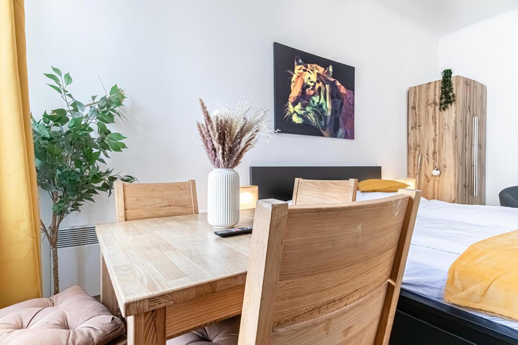 Explore Vienna: 1Br Retreat Near Westbahnhof Bagian luar foto